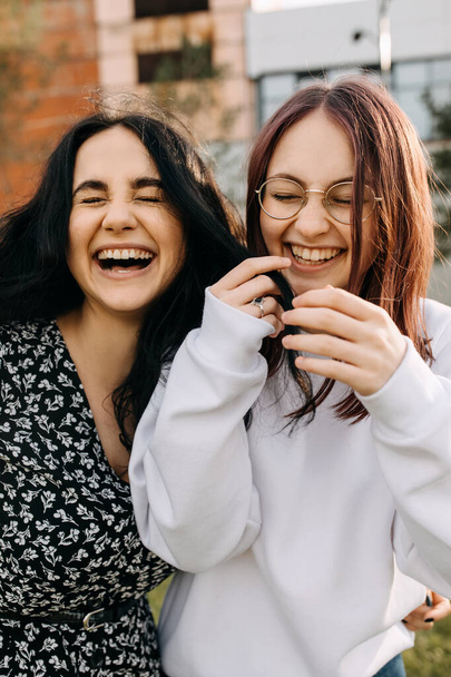 Dva nejlepší přátelé se smějí, tráví čas venku. - Fotografie, Obrázek