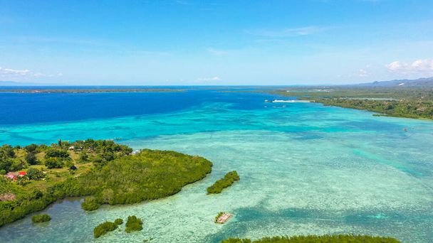 Mar azul e ilha tropical Cabilao, Filipinas. - Foto, Imagem