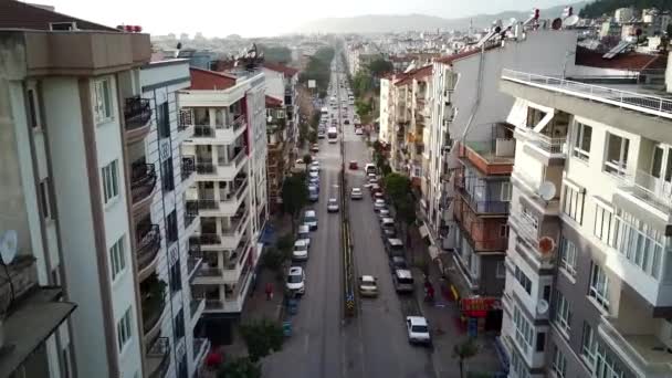Luchtfoto van de hoofdstad van de provincie Aydin - Aydin stad vanaf het hoogste punt van drone vliegen in zonnige dag in Turkije. Verbazingwekkend uitzicht vanuit de lucht op het prachtige stadscentrum en parken. - Video
