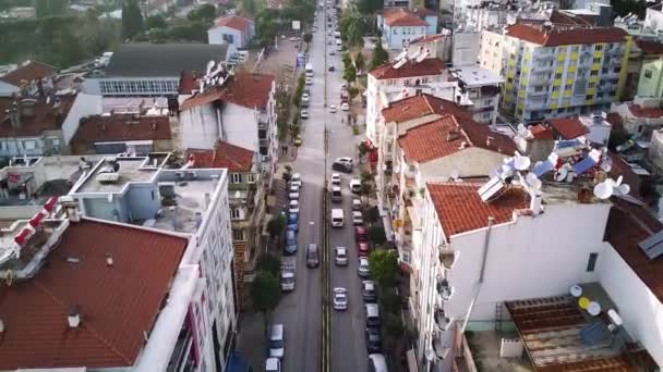 Zdjęcie lotnicze stolicy prowincji Aydin - miasta Aydin z wysokiego punktu drona latać w słoneczny dzień w Turcji. Niesamowity widok z lotu ptaka na piękne centrum miasta i parki. - Materiał filmowy, wideo