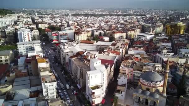 Légi felvétel a főváros Aydin tartomány - Aydin város magas pontról drón repülni a napsütéses napon Törökországban. Csodálatos légi városkép kilátás gyönyörű városközpont és parkok. - Felvétel, videó