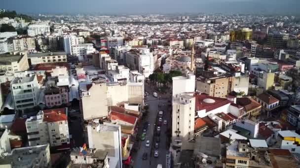 Zdjęcie lotnicze stolicy prowincji Aydin - miasta Aydin z wysokiego punktu drona latać w słoneczny dzień w Turcji. Niesamowity widok z lotu ptaka na piękne centrum miasta i parki. - Materiał filmowy, wideo