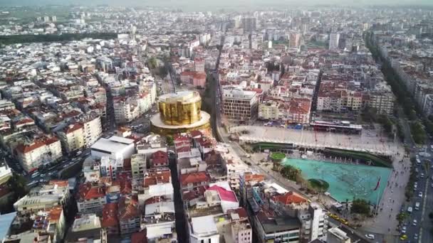 Luchtfoto van de hoofdstad van de provincie Aydin - Aydin stad vanaf het hoogste punt van drone vliegen in zonnige dag in Turkije. Verbazingwekkend uitzicht vanuit de lucht op het prachtige stadscentrum en parken. - Video