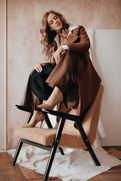 Девушка в модном весеннем наборе бежевой и коричневой одежды. Естественные цвета. Тренд 2021 года в бежевом цвете. - Фото, изображение