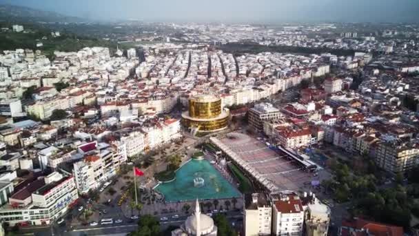 Ilmakuva pääkaupungista Aydin maakunnassa - Aydin kaupunki korkealta drone lentää aurinkoisena päivänä Turkissa. Hämmästyttävä antenni kaupunkikuva kauniiseen keskustaan ja puistoihin. - Materiaali, video