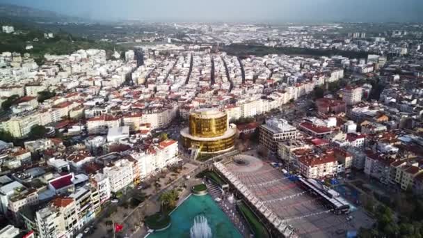 Photographie aérienne de la capitale de la province d'Aydin - ville d'Aydin depuis le point culminant de la mouche du drone par temps ensoleillé en Turquie. Vue aérienne imprenable sur le magnifique centre-ville et les parcs. - Séquence, vidéo
