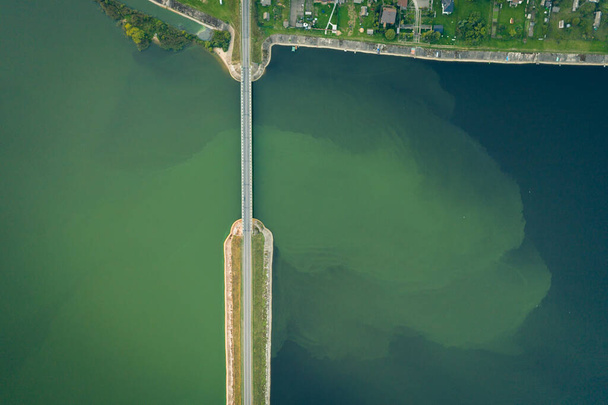 Légi felvétel a modern hídról, amint átkel a mély kék tavon. Kivonás. - Fotó, kép