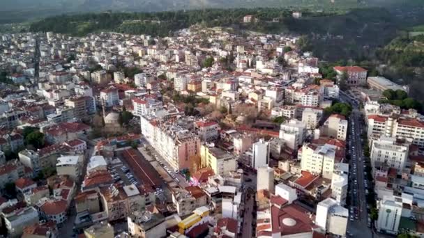 Fotografía aérea de la capital de la provincia de Aydin: ciudad de Aydin desde el punto más alto de la mosca del dron en el día soleado en Turquía. Increíble vista aérea del paisaje urbano en el hermoso centro de la ciudad y los parques. - Imágenes, Vídeo