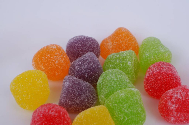 Coloridas gominolas dulces salpicadas de azúcar. - Foto, imagen