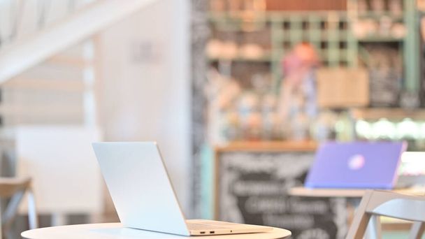 Open Laptop op tafel in Coffee Shop - Foto, afbeelding