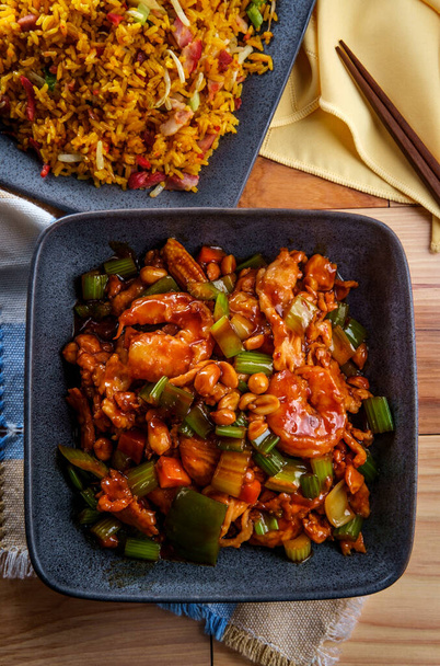 Donáška čínské kung pao kuře a krevety s arašídy a vepřovou omeletou rýží - Fotografie, Obrázek
