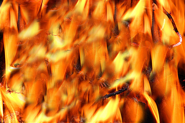 Fiamme di fuoco forte che bruciano molto luminosamente  - Foto, immagini