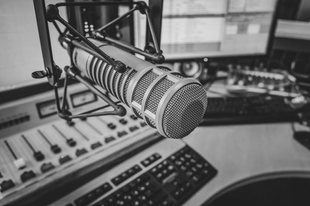 Επαγγελματικό μικρόφωνο στο στούντιο του ραδιοφωνικού σταθμού - Φωτογραφία, εικόνα