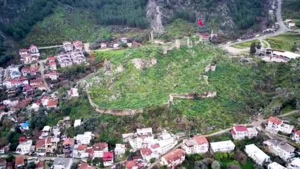 Drone uitzicht op de wereldberoemde Unesco Graf van Amyntas in Fethiye. Rock gesneden Luciaanse rijk graven in de groene berg - Video