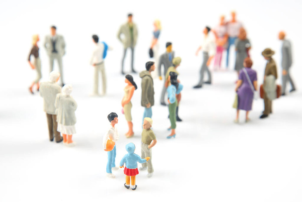 miniaturní lidé. různí lidé spolu komunikují na bílém pozadí - Fotografie, Obrázek
