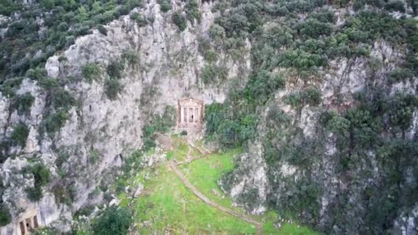 世界的に有名なユネスコ世界でのドローンビューフェティヤのアミンタスの墓.ロックは緑の山の中でルーカン帝国の墓を切断 - 映像、動画