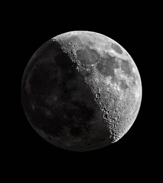 Четверть лунного композита с деталями затененной части луны - Фото, изображение