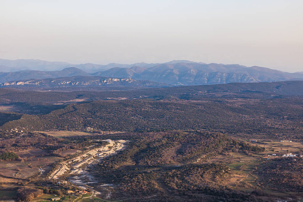 Uitzicht op de geologische site van de reus op steenworp afstand van de top van Pic Saint-Loup (Occitanie, Frankrijk)) - Foto, afbeelding