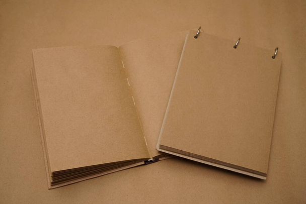brown notepads. top view. empty blank. craft paper packground. - Foto, afbeelding
