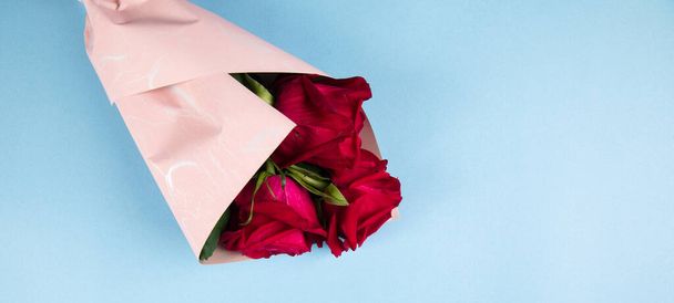 bouquet of red roses on a blue background - Photo, image