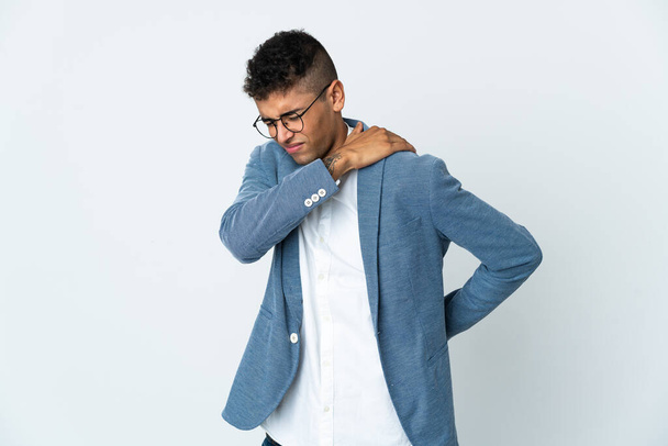 Junger Geschäftsmann brasilianischer Mann isoliert auf weißem Hintergrund leidet unter Schmerzen in der Schulter, weil er sich bemüht hat - Foto, Bild