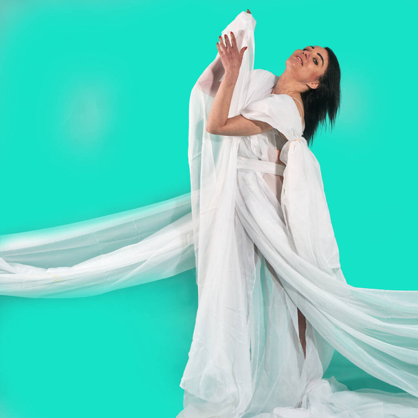 Linda morena, gitl blanco vestido de tul blanco y bailando - Foto, imagen