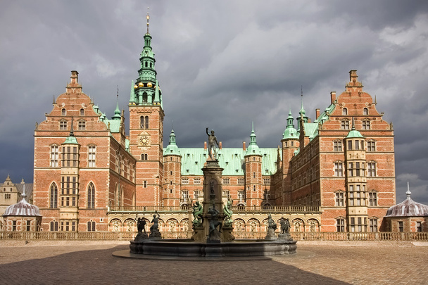Фронтальний вид Frederiksborg Ужгородський замок - Фото, зображення