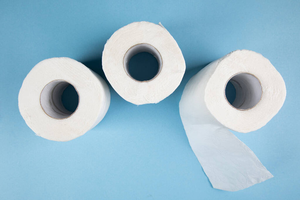 papiers toilette sur fond bleu - Photo, image