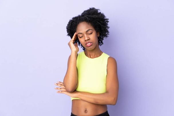 Young African American woman isolated on purple background with headache - Foto, immagini