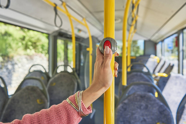 fotos de diferentes momentos de la mujer viajando en autobús urbano - Foto, imagen