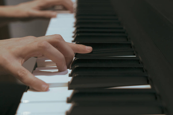 Mujer tocando una canción en su piano - Foto, imagen