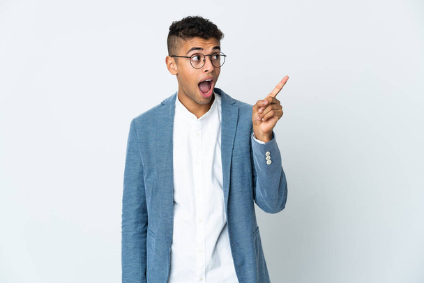 Young business Brazilian man isolated on white background intending to realizes the solution while lifting a finger up - Foto, Imagem