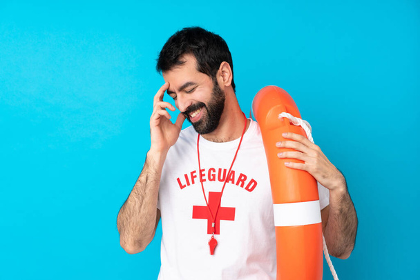 Salva-vidas homem sobre isolado fundo azul rindo - Foto, Imagem