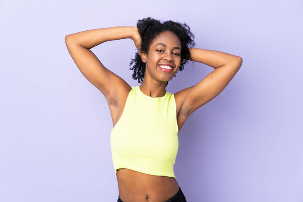 Young African American woman isolated on purple background laughing - Foto, afbeelding