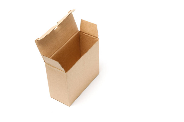 коричнева крита картонна коробка на білому фоні
 - Фото, зображення
