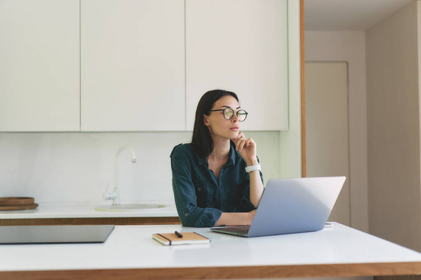 Vista frontal de la mujer de negocios que trabaja desde casa con ordenador portátil y portátil - Foto, imagen