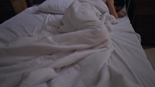 Mujer joven duerme en una cama cómoda - Imágenes, Vídeo