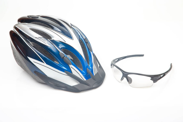 κράνος ποδηλάτου και διαφανή γυαλιά σε ένα ελαφρύ φόντο - Φωτογραφία, εικόνα
