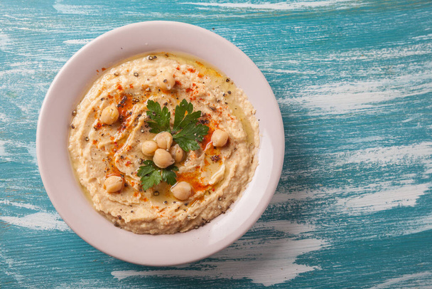 Veganes Essen. Hummus mit Petersilie und geräuchertem Paprika - Foto, Bild