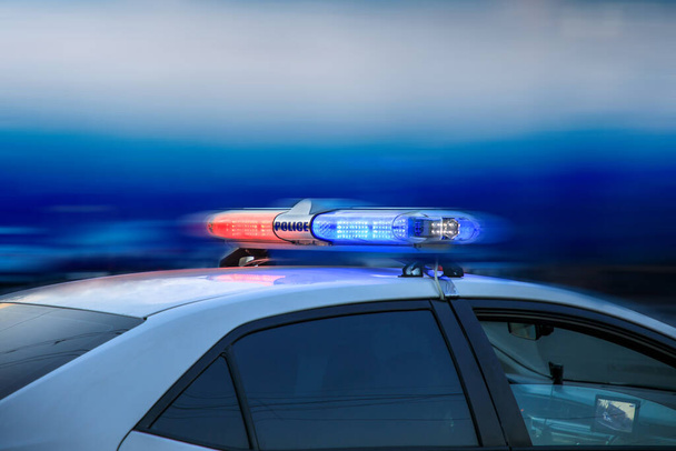 auto della polizia rosso e blu ligh - Foto, immagini