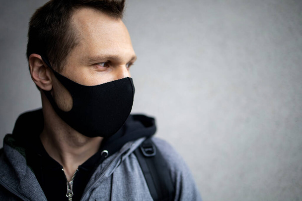 pensativo jovem estudante cara no médico protetora máscara no rua retrato coronavírus - Foto, Imagem