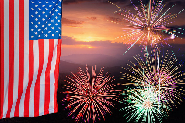 USA Flagge auf Feuerwerk Hintergrund. 4. Juli Unabhängigkeitstag, Vaterländischer Feiertag, Feierkonzept. - Foto, Bild
