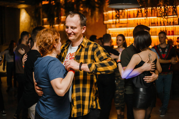 Charkiw, Ukraine 08.04.21 Mann und Frau tanzen leidenschaftlich Kizomba auf Party - Foto, Bild