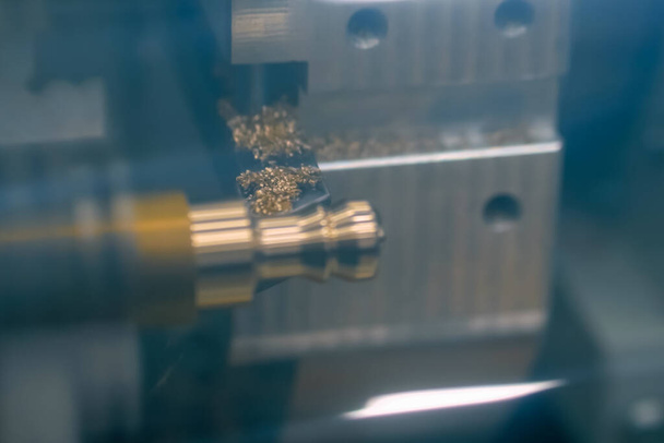 Automaattinen CNC sorvi kone leikkaus pyörivä metalli työkappale - lähikuva - Valokuva, kuva