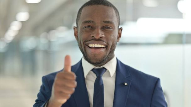Portrait d'un homme d'affaires africain montrant Thumbs Up Sign  - Photo, image