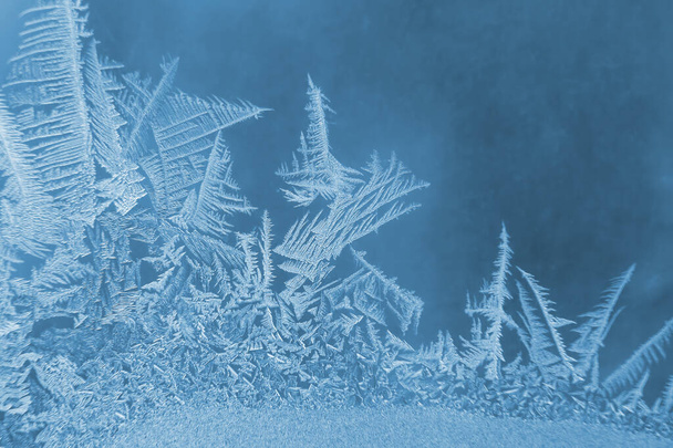 patrones helados en el primer plano de cristal de la ventana. texturas y fondos naturales. patrones de hielo en congelado - Foto, imagen