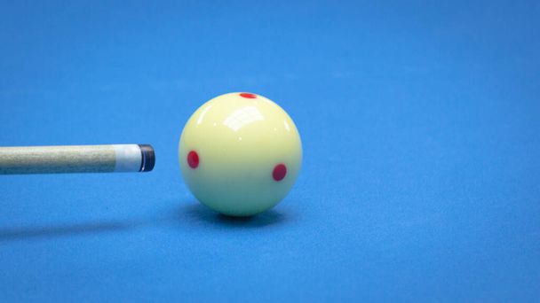 青いプールテーブルのビリヤードボール。選択的焦点 - 写真・画像