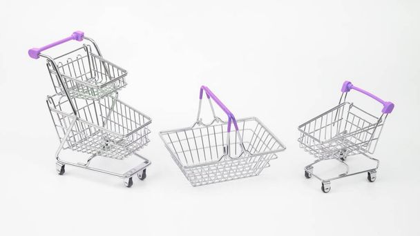 carrinho e cesta para compras mercearias de mercado em fundo branco - Foto, Imagem