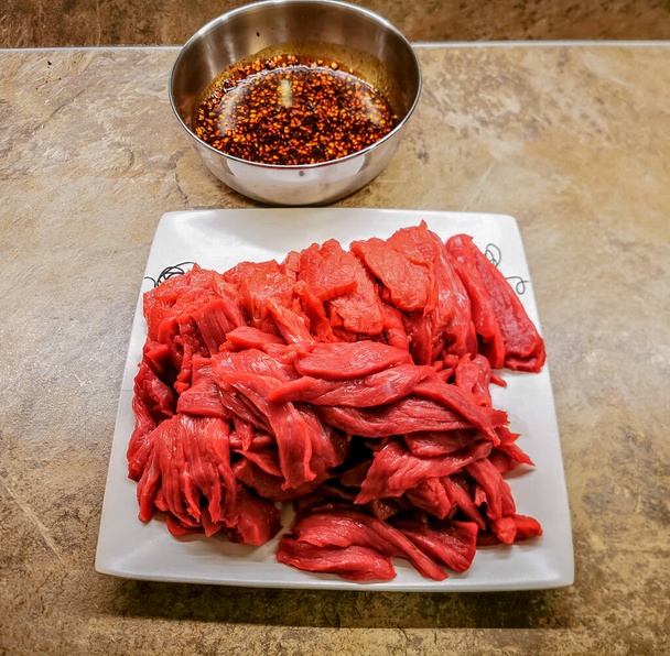 Bandes de bœuf fraîchement coupées prêtes pour la marinade et la fabrication d'un boeuf séché - Photo, image