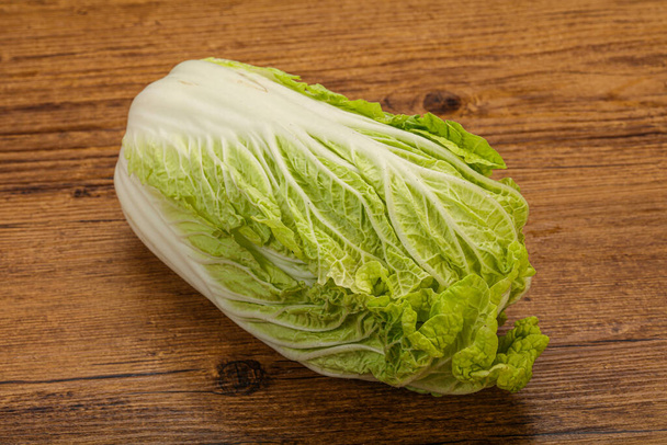 Vegan cuisine - Green fresh tasty Chinese cabbage - Zdjęcie, obraz